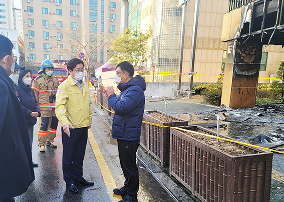 염태영 수원시장이 수원시동부육아종합지원센터 화재현장을 점검하고 있다. 