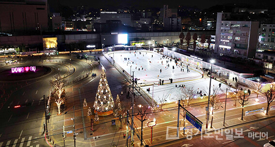 화도진스케이트장을 찾은 방문객들이 즐거운 시간을 보내고 있다.